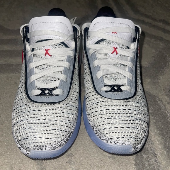 Nike Lebron XX “The Debut” - Picture 2 of 3